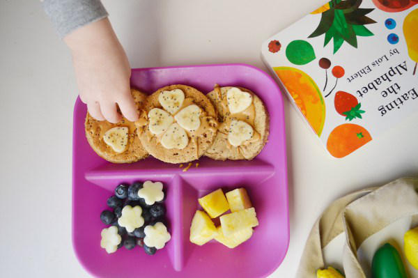 PEANUT BUTTER & BANANA PANCAKES (OIL-FREE AND VEGAN)